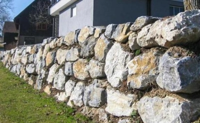 Außenanlagen | Natur-Steinmauer mit großen Steinen